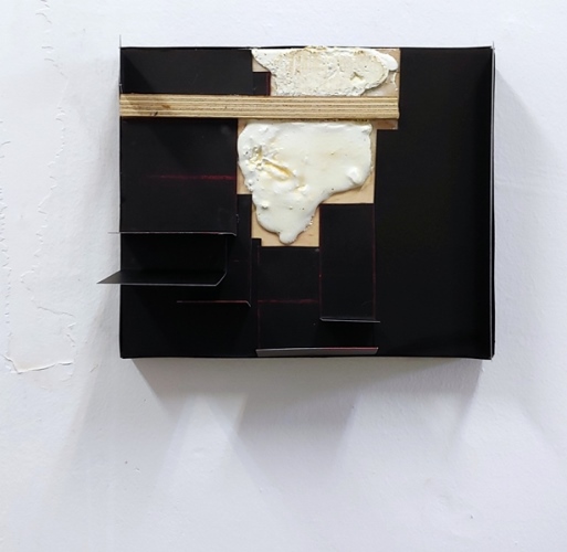 בוקה גרינפלד, ללא כותרת, טכניקה מעורבת, עץ, גבס, פנדה על נייר שחור, 2020.